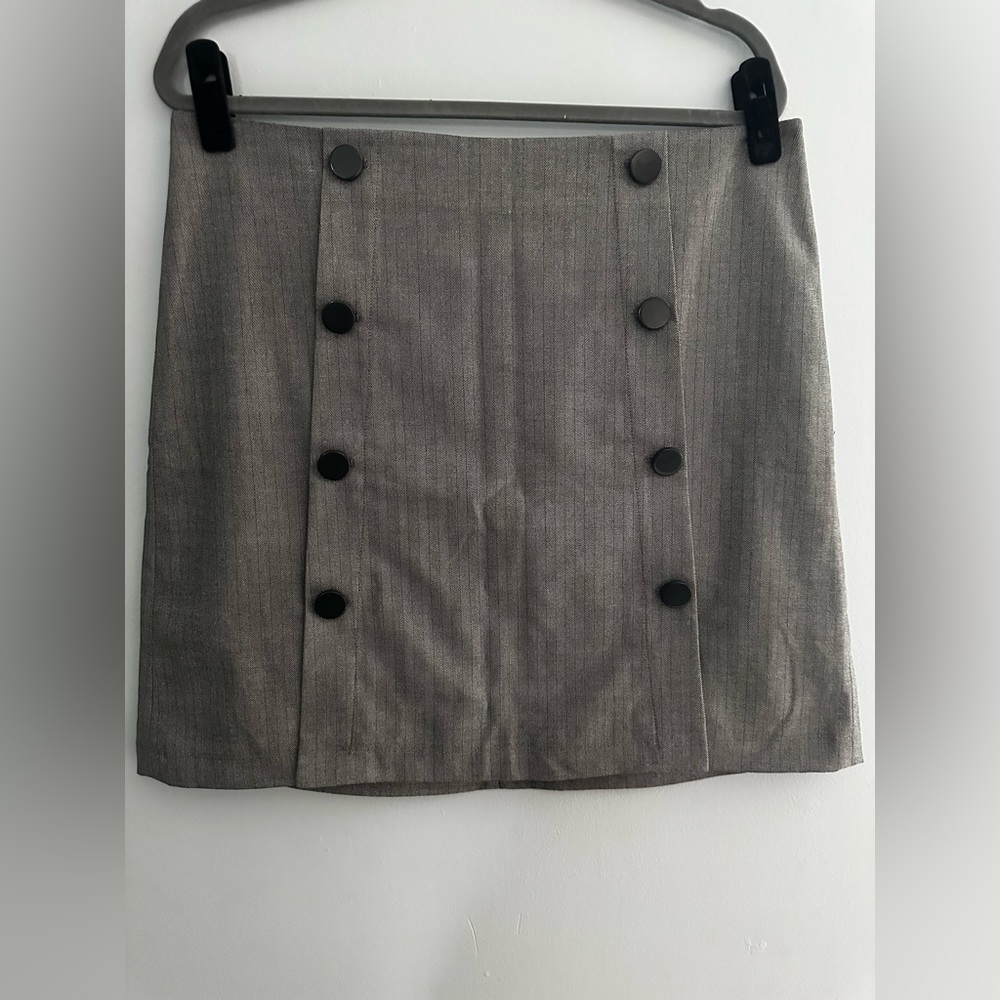 Loft Outlet, gray tweed skirt with decorative buttons, zipper back, size 12